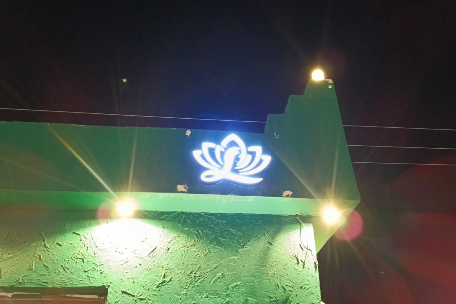 Bilingual Arabic English storefront sign